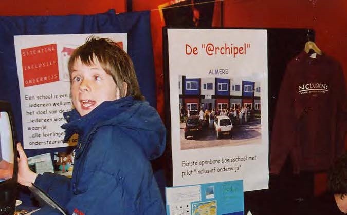 Sterre with a display about the inclusion pilot in the Archipel school in Almere