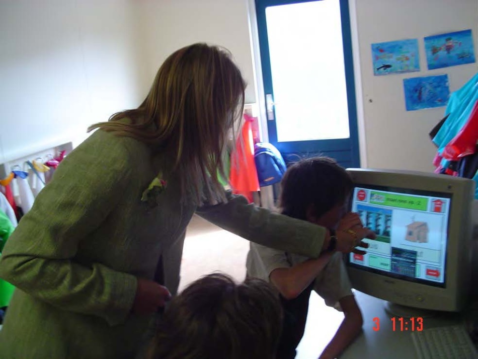 Sterre shows Princess Maxima her school work on the computer
