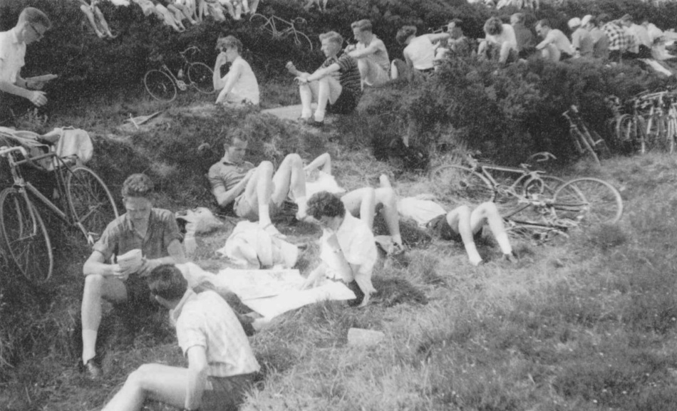 Roamer CC Members - Waiting for Professional Road Race - Isle of Man Cycling Week - 1960